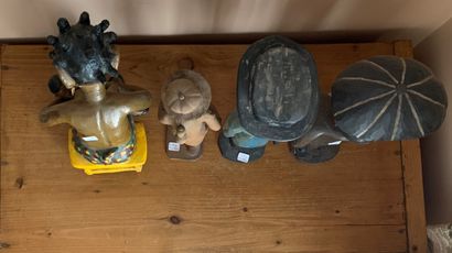 Lot de quatre statuettes en terre cuite et...