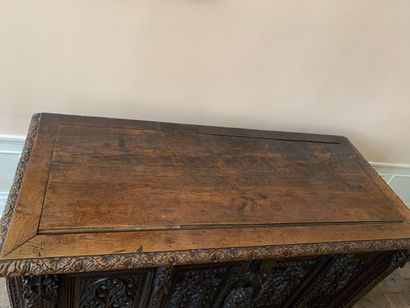 Coffre de mariage en noyer à panneaux sculptés...