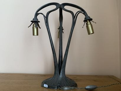 Pied de lampe en métal argenté à trois lumières,...