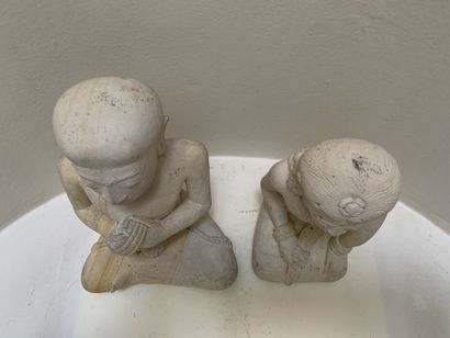 Deux sculptures en tuf représentant un homme...