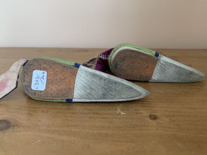 Paire de chaussons en tissus brodé pour filles...