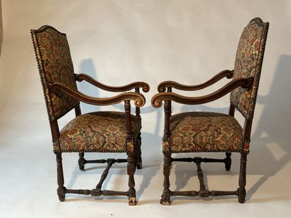 Paire de fauteuils à dossier droit en bois...