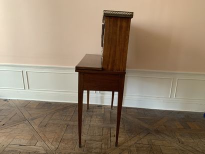 Bureau bonheur du jour en bois de placage...