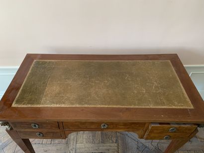 Bureau plat en placage d'acajou à quatre...