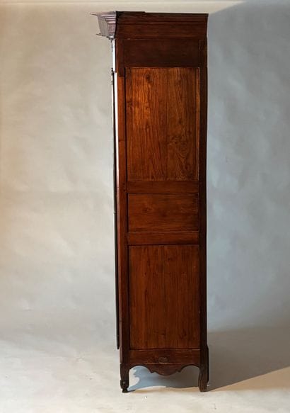 Homme debout en bois naturel mouluré ouvrant...