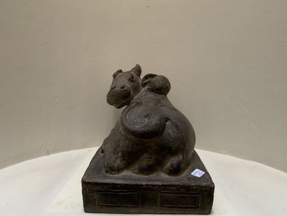 Sculpture en terre-cuite patiné représentant...