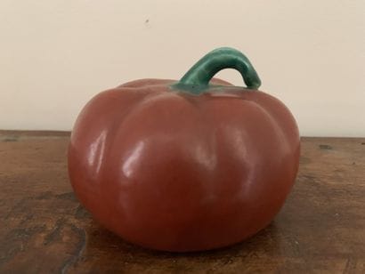 Sujet en céramique rouge et verte représentant...