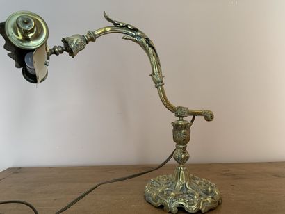 Lampe de bureau en bronze et laiton à décor...