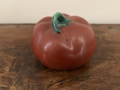 Sujet en céramique rouge et verte représentant...