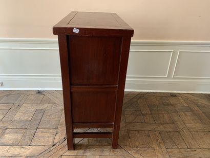 Armoire basse en bois laqué rouge à deux...