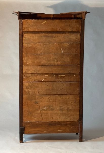 Homme debout en bois naturel mouluré ouvrant...