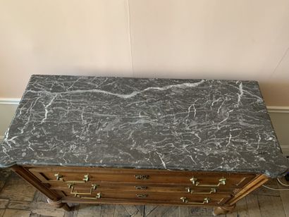 Commode en bois naturel à trois tiroirs sur...