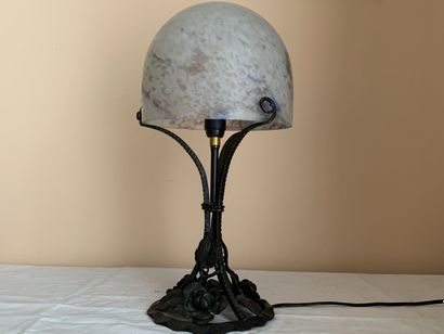 MULATY
Lampe de table en fer martelé à décor...