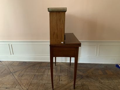 Bureau bonheur du jour en bois de placage...