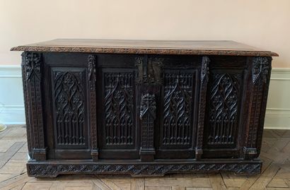 Coffre de mariage en noyer à panneaux sculptés...
