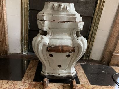 Poêle en faience à glaçure crème, poignées...