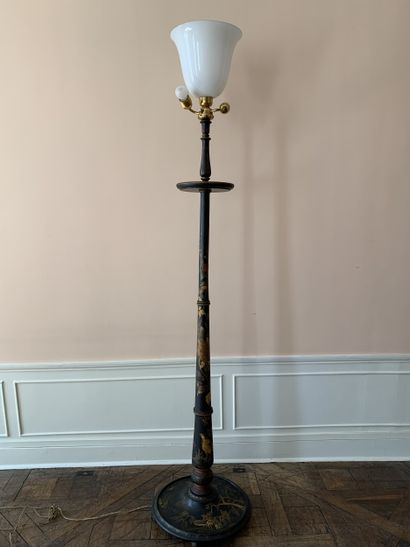 Lampe de parquet en bois laqué noir et doré...