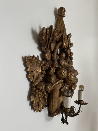 Paire d'appliques en bois sculpté doré à...
