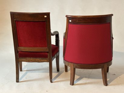 Paire de fauteuils en bois teinté, accotoirs...