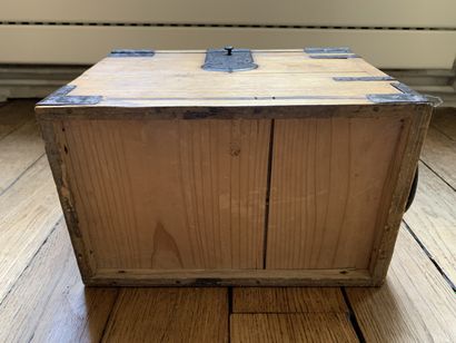 Coffret de voyage en bois naturel et métal,...