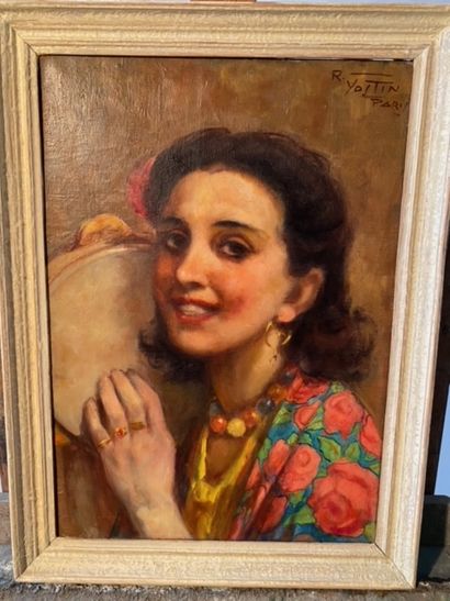 R. YOSTIN (XXe siècle) 
Jeune femme au tambourin
Huile...
