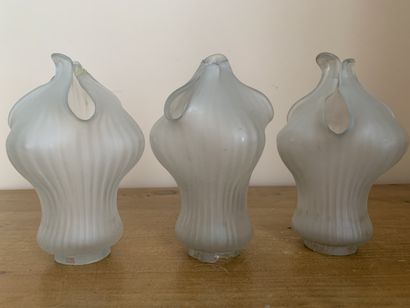 Pied de lampe en métal argenté à trois lumières,...