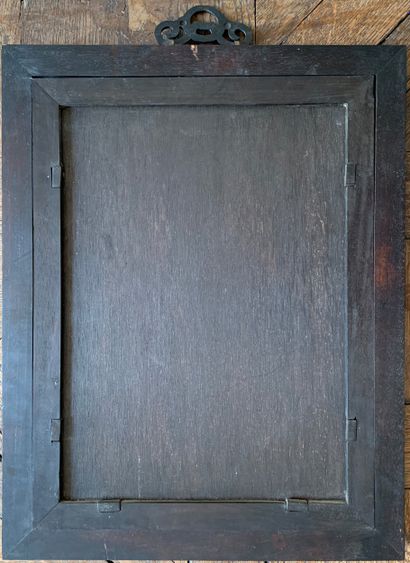 Glace rectangulaire en bois noirçi, le miroir...