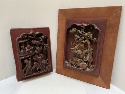 Deux panneaux en bois laqué rouge et doré...