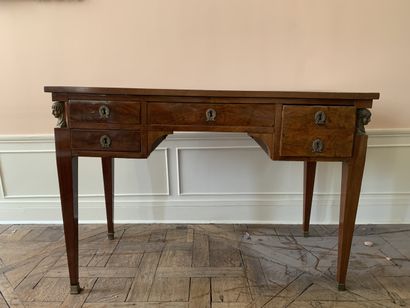 Bureau plat en placage d'acajou à quatre...
