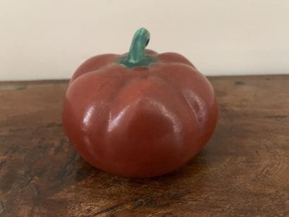 Sujet en céramique rouge et verte représentant...