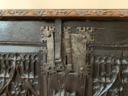 Coffre de mariage en noyer à panneaux sculptés...
