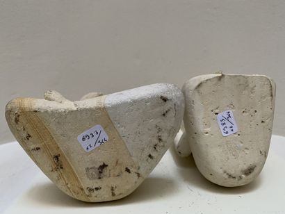 Deux sculptures en tuf représentant un homme...