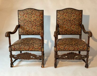 Paire de fauteuils à dossier droit en bois...