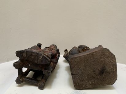 Deux sculptures en bois polychrome et doré...