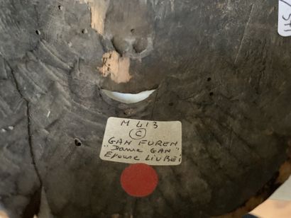 Lot :
- Masque de théâtre en bois naturel...