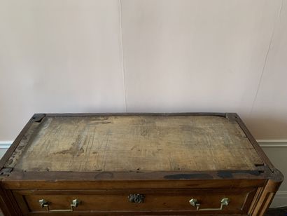 Commode en bois naturel à trois tiroirs sur...