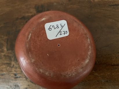 Sujet en céramique rouge et verte représentant...