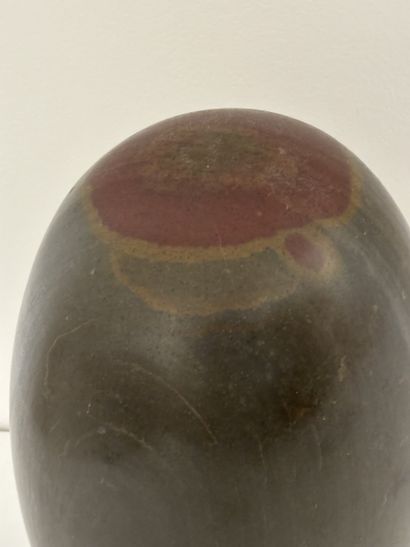 Lingam de forme oblongue en pierre grise...