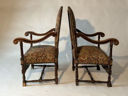 Paire de fauteuils à dossier droit en bois...