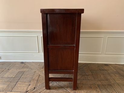 Armoire basse en bois laqué rouge à deux...