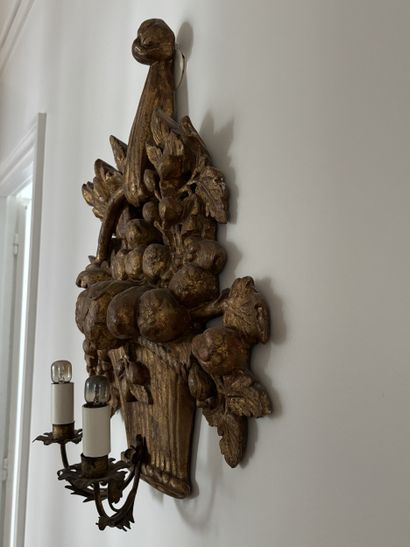 Paire d'appliques en bois sculpté doré à...
