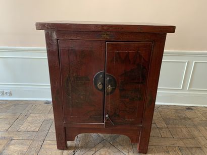 Armoire basse en bois laqué rouge à deux...