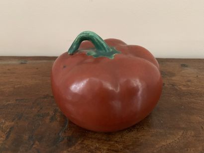Sujet en céramique rouge et verte représentant...