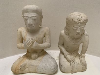 Deux sculptures en tuf représentant un homme...