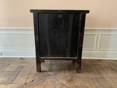 Armoire basse en bois laqué rouge à deux...