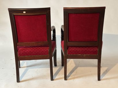 Paire de fauteuils en bois teinté, accotoirs...