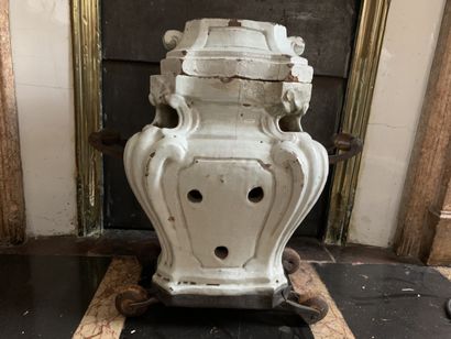 Poêle en faience à glaçure crème, poignées...