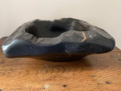 Odile NOLL (1921-2014)
Coupe en ébène, signée
H...