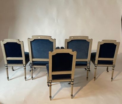 Mobilier de salon à dossier droit en chapeau...