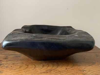 Odile NOLL (1921-2014)
Coupe en ébène, signée
H...
